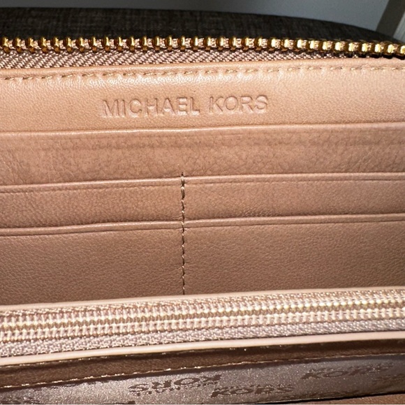 Michael Kors EUC Quilted soft leather full zip wallet tan beige nude - Picture 13 of 17